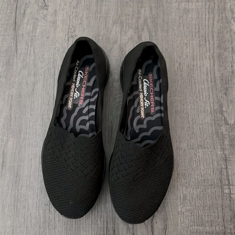 NEVER WORN Sketchers Flats